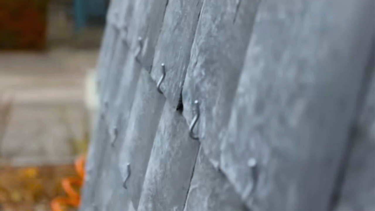close up picture showing slate hooks